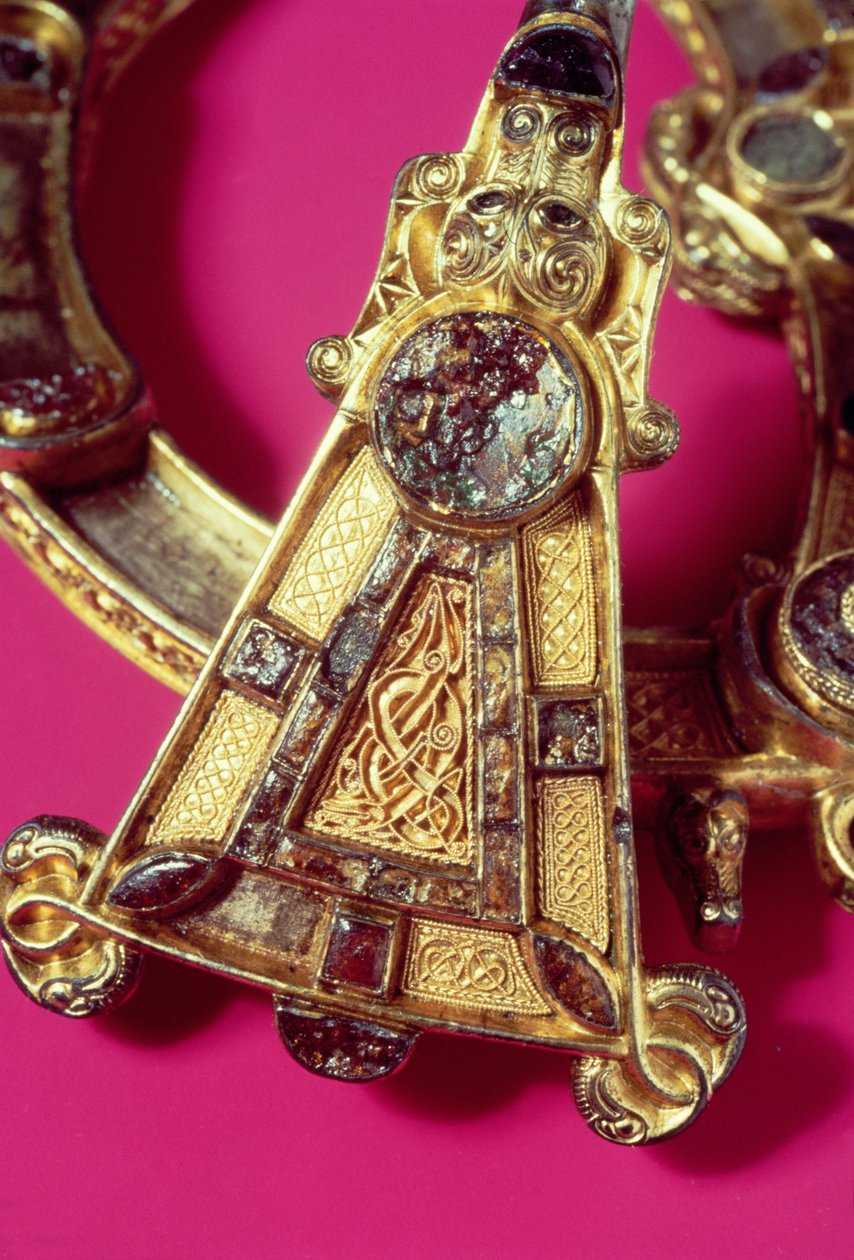 Tara Brosch (gjutet silver täckt med guldfolie, pärlor, guld, bärnsten och glas) (detalj) av Celtic