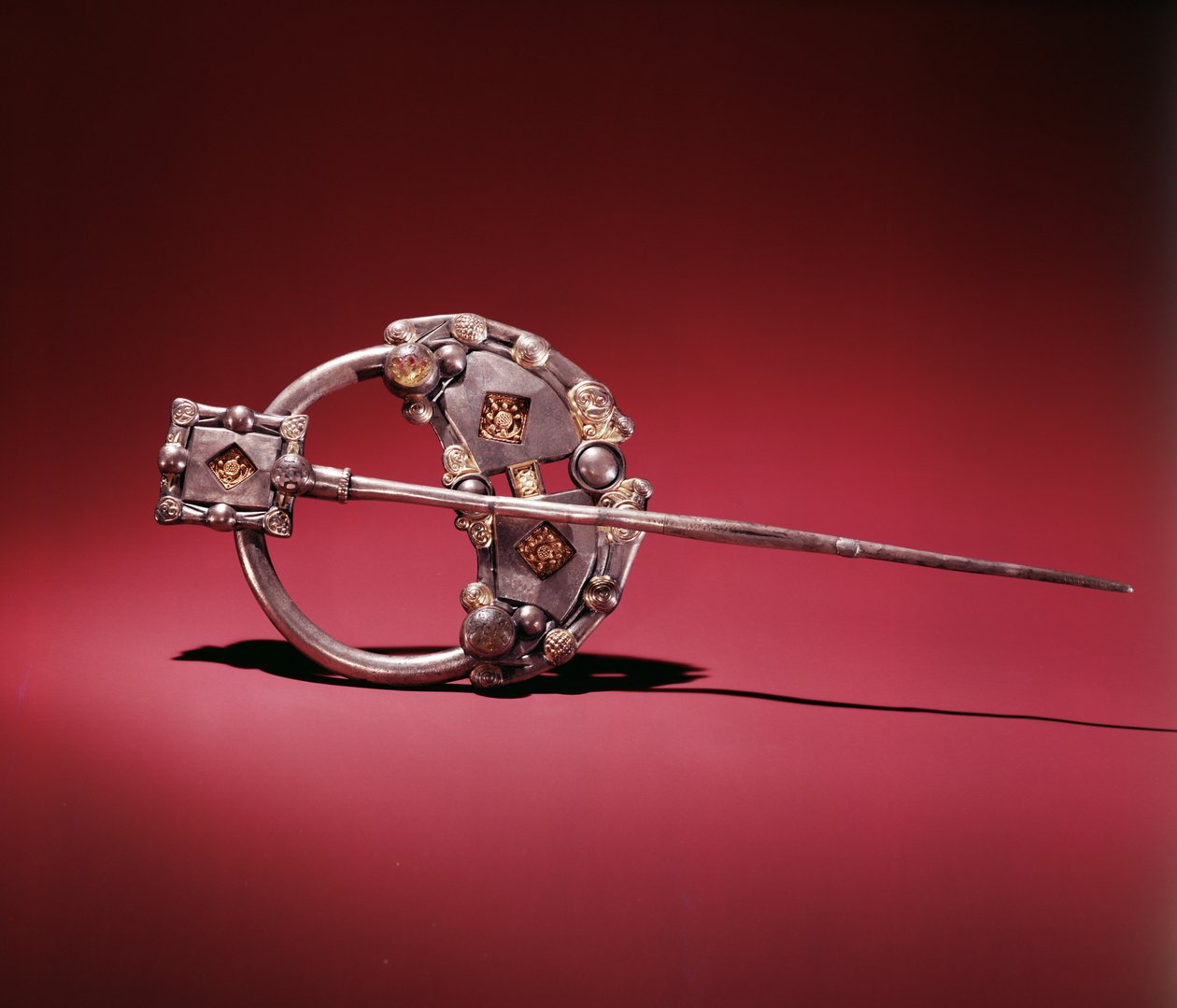 Killamery brosch, Killamery, County Kilkenny, vikingatid (silver med guld, glas och bärnsten) av Celtic