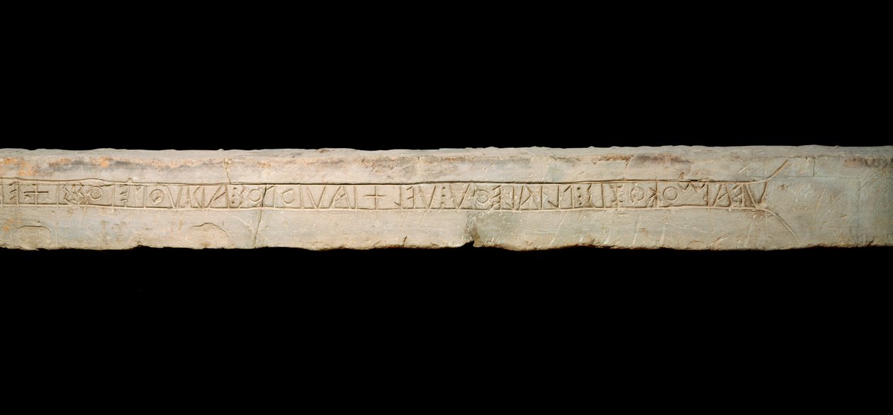 Celtic Art: "" hyllning till gudarna""" Graveed inskription i det keltiska alfabetet (Ogham). från regionen Come, Italien. Slutet 6: e början 5: e århundradet f.Kr. Dämpa. 365x19x33 cm Como, Museo Civico Archeologico Paolo Giovio av Celtic