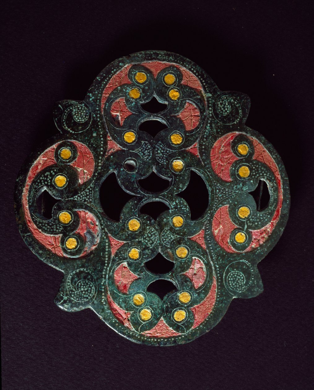 Keltisk konst: genomborrad bronsplatta med emaljkorsning. 1:a århundradet e.Kr. Från Paillard (Oise). Breteuil, arkeologiskt museum av Celtic
