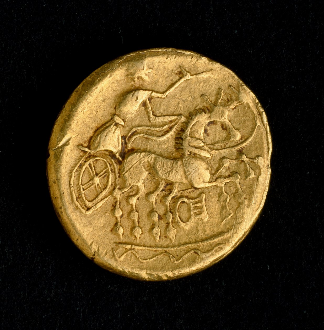 Keltisk konst: Statere of Sequani, guldmynt - Representation av en man som kör en tank (?), 3:e-2:a århundradet f.Kr. - Paris, B.N. - Keltisk konst: man som kör vagn - Guldmynt, stater av Sequani, 3d-2d århundradet f.Kr. - Nationalbiblioteket, Paris (Frank av Celtic