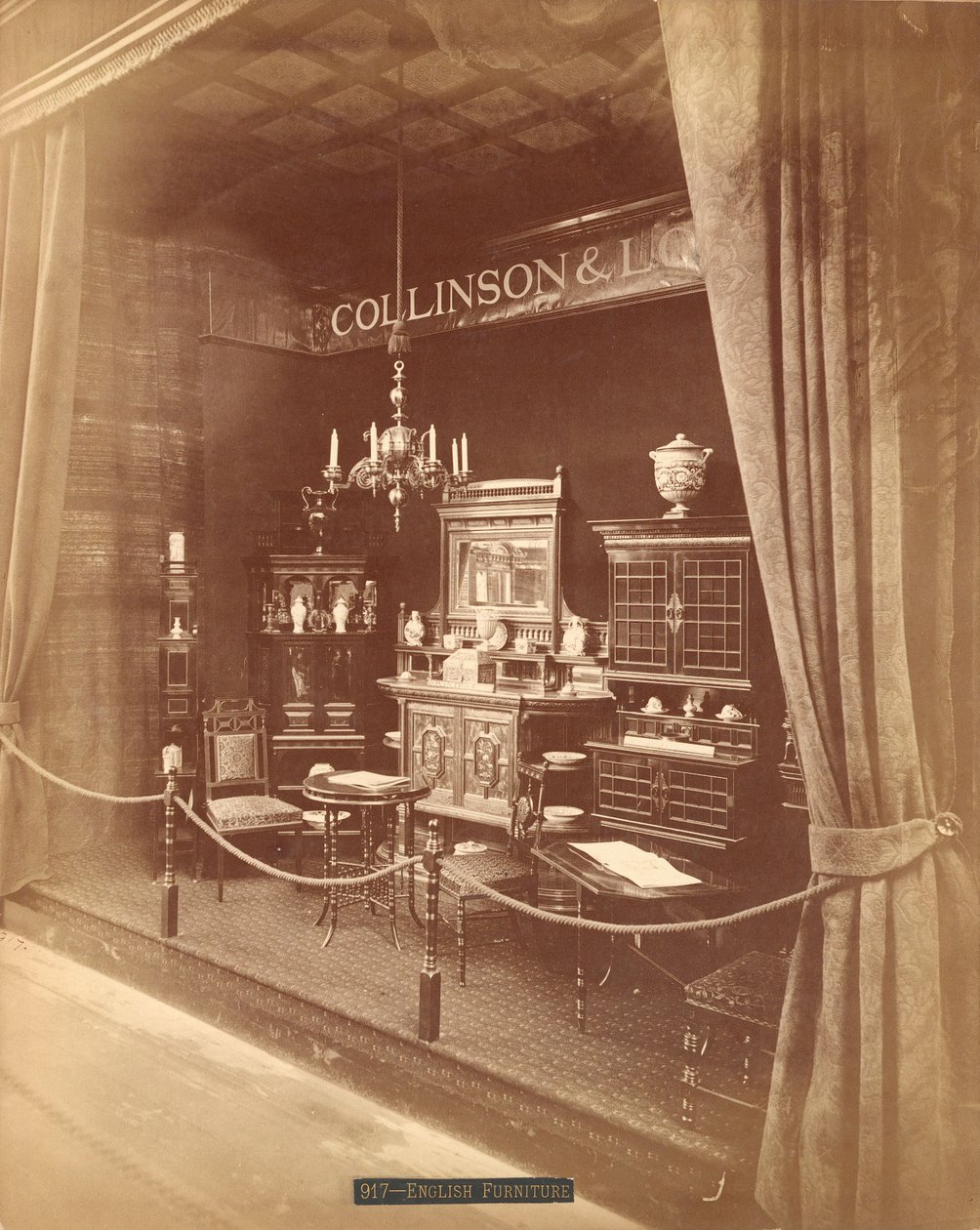 Collinson & Locks möbelutställning (silveralbumintryck) av Centennial Photographic Co.