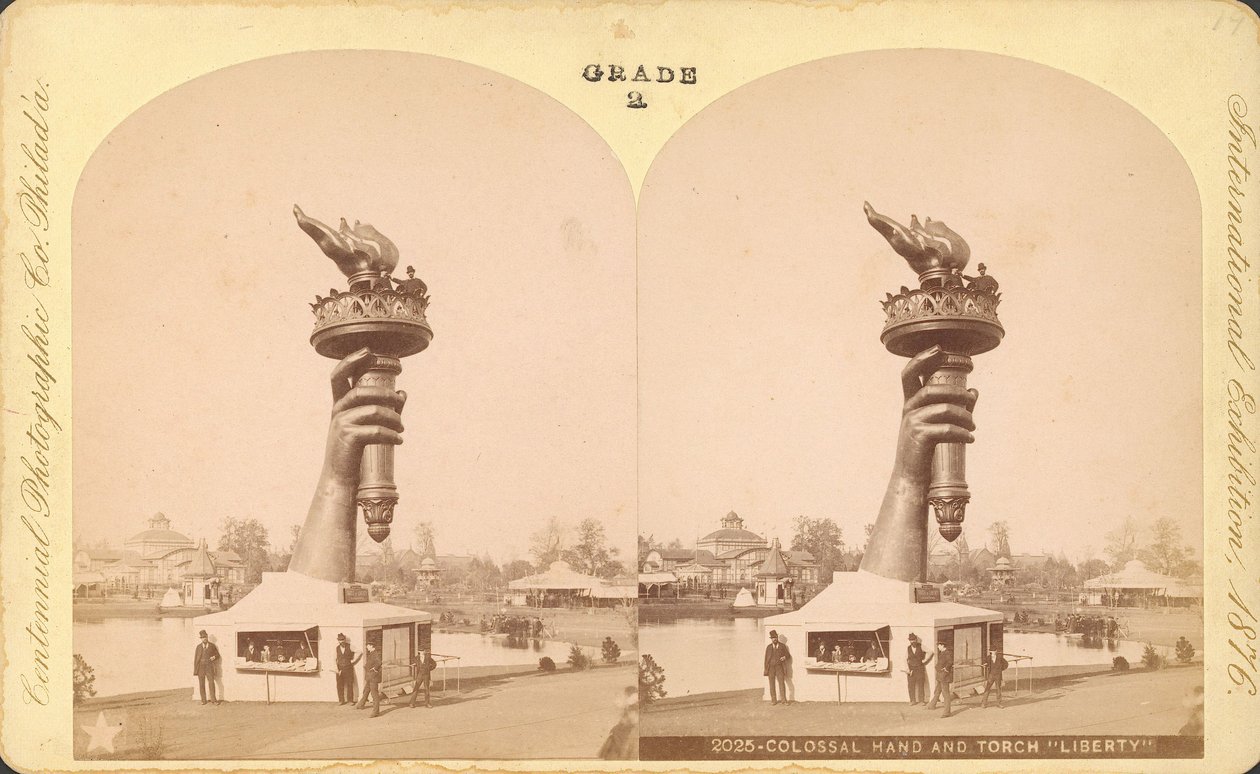 Kolossal hand och fackla, Liberty, Centennial Exhibition, Philadelphia av Centennial Photographic Co.