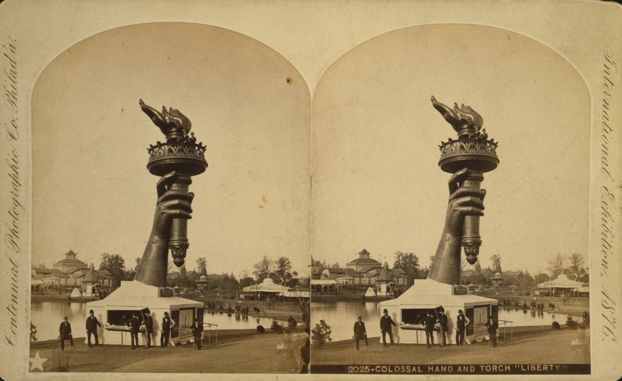 Kolossal hand och fackla "Liberty" visas på Philadelphia Centennial Exhibition, 1876 av Centennial Photographic Co.