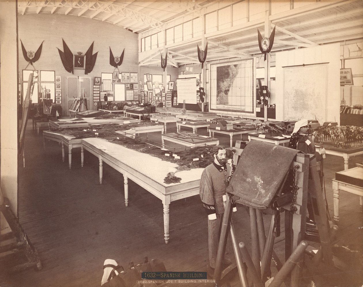 Interiör av den spanska regeringsbyggnaden, i den spanska delen av Centennial Exposition av Centennial Photographic Co.