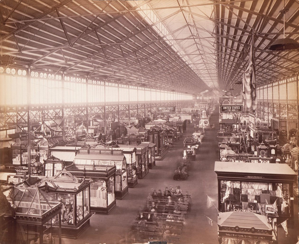 Huvudbyggnad, från östra galleriet, Centennial Exhibition, Philadelphia av Centennial Photographic Co.