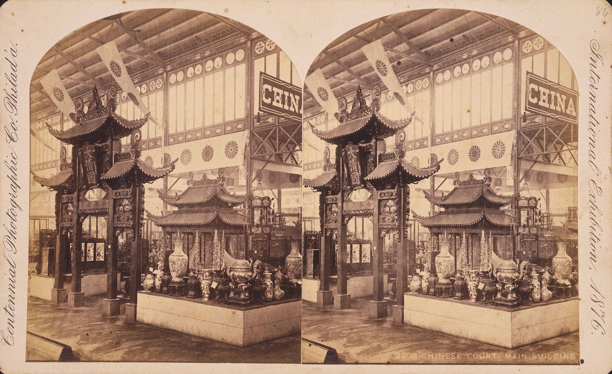 Vy över den kinesiska domstolen, huvudbyggnaden, Centennial Exhibition, Philadelphia av Centennial Photographic Co.