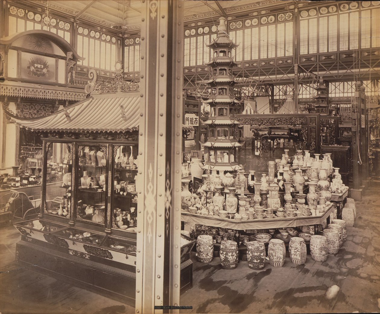 Vy över den kinesiska domstolen, huvudbyggnaden, Centennial Exhibition, Philadelphia av Centennial Photographic Co.