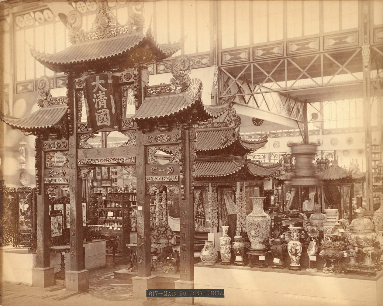 Vy över den kinesiska domstolen, huvudbyggnaden, Centennial Exhibition, Philadelphia av Centennial Photographic Co.