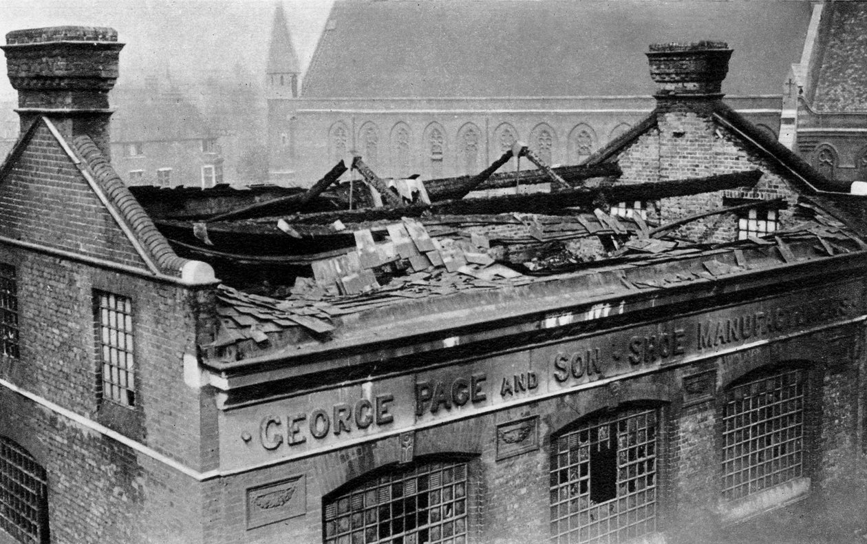Skador som gjordes i det första bombrädet mot London, 1915 1937 av Central Press