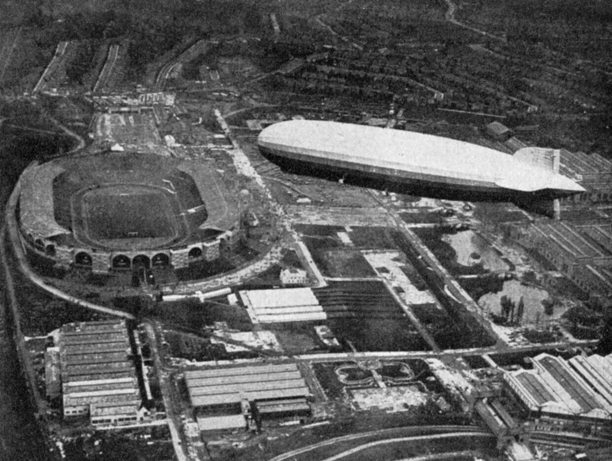 Det tyska luftskeppet Graf Zeppelin flyger över Wembley under FA-cupfinalen, London, 1930. av Central Press
