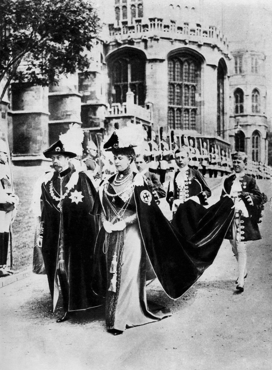 Kung George V och drottning Mary i dräkterna av riddare av strumpebandet, Windsor, 1937. av Central Press