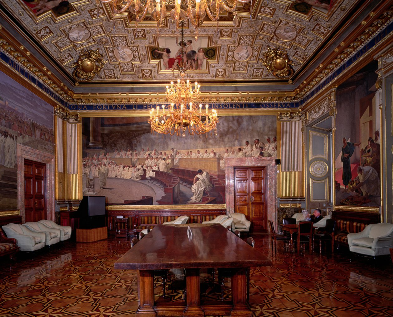 Sala Maccari Maccari-rummet rikt dekorerat med förgylld stuckatur och scener ur romersk historia, detalj av panel som föreställer en romersk senat, 1882-88 foto av Cesare Maccari