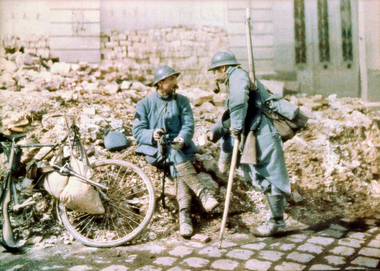 Två franska soldater i en stad beskjuten av tyskt artilleri, västfronten, Frankrike, ca 1914-18 (autokrom) av Charles Adrien