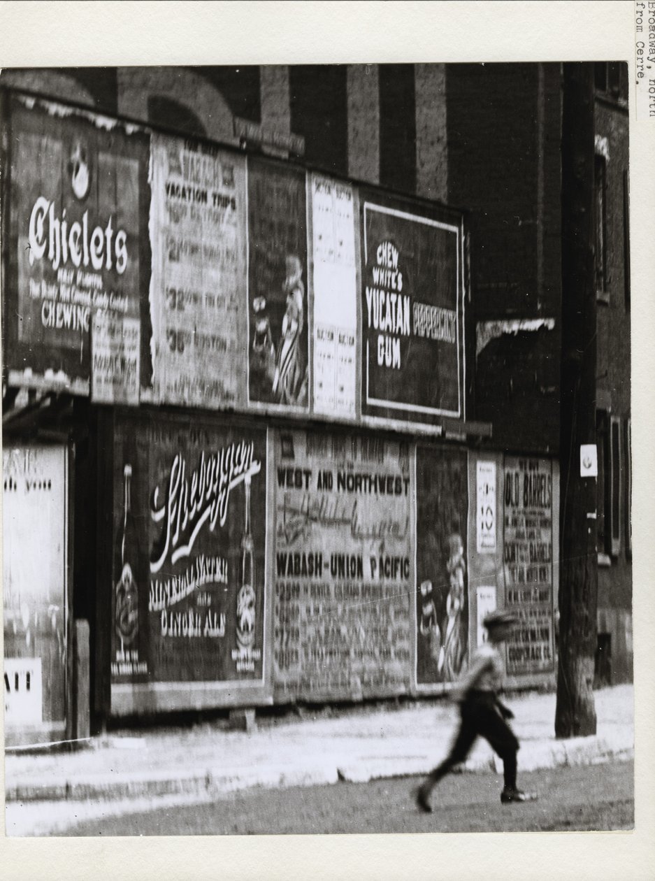 Boy crossing Broadway north of Cerre Street av Charles Clement Holt