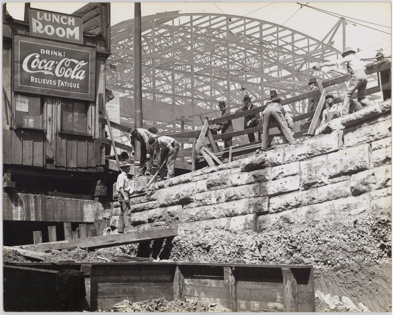 Construction work at or near the St. Louis Union Station train sheds av Charles Clement Holt