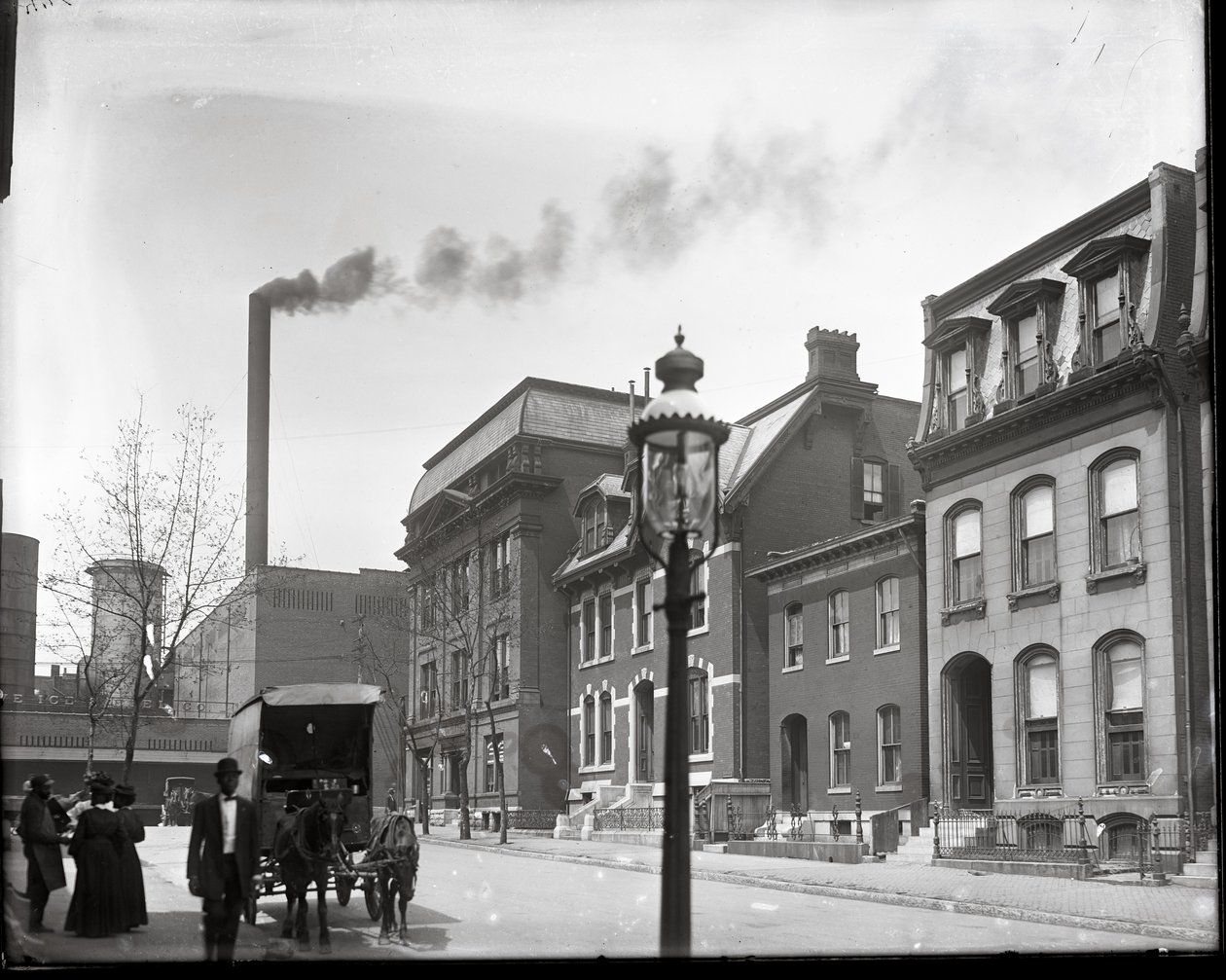Lawton Street looking west to Beaumont. Polar Wave Ice and Fuel Company, Beaumont Medical College, and the home of Doctor Gustavus H. E. Baumgarten in the background av Charles Clement Holt