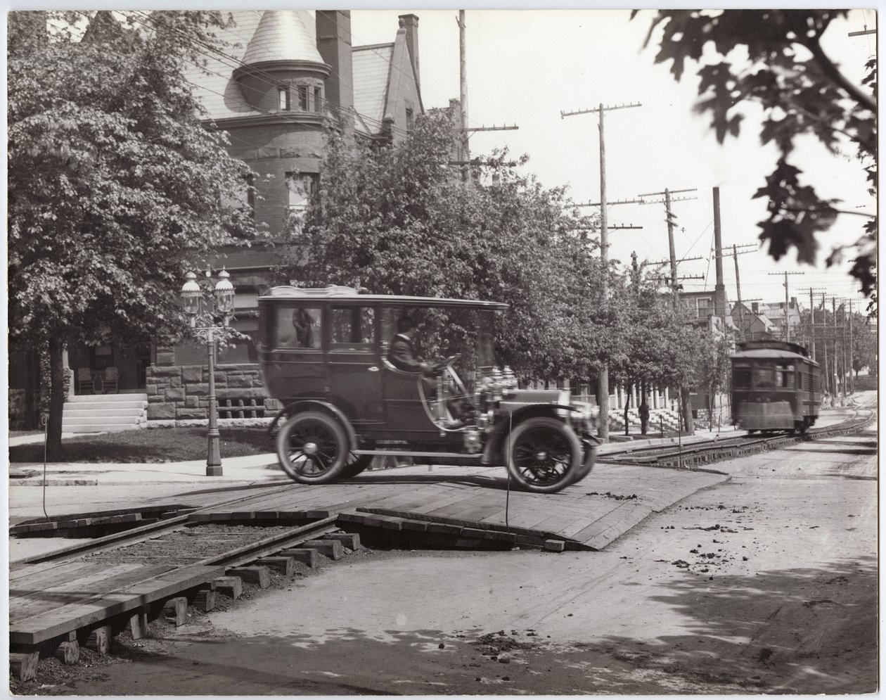 Packard limousine crossing the streetcar tracks at Lindell Boulevard and Boyle Avenue av Charles Clement Holt