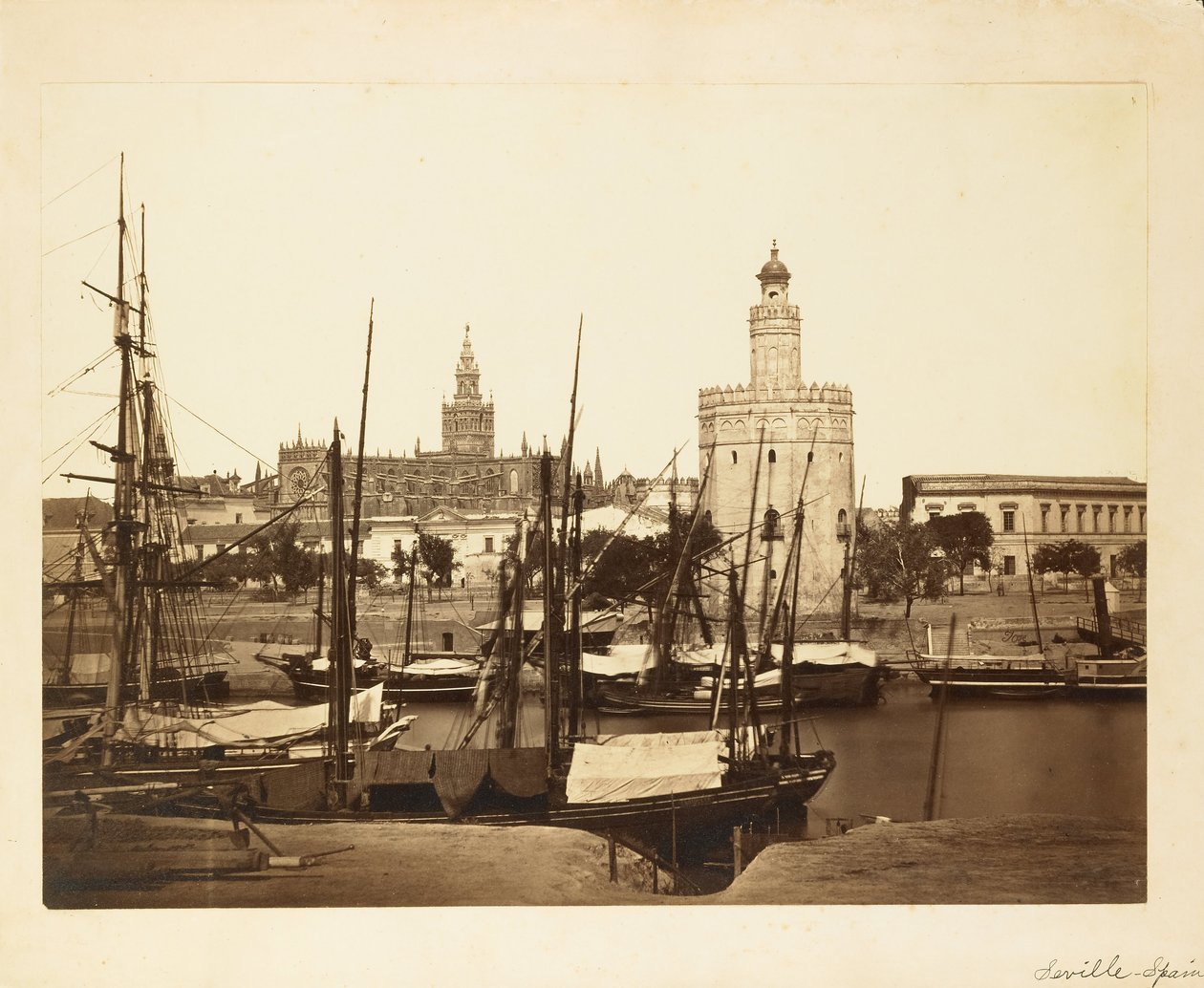 (Katedralen, Torre del Oro och floden Guadalquivir, Sevilla) av Charles Clifford