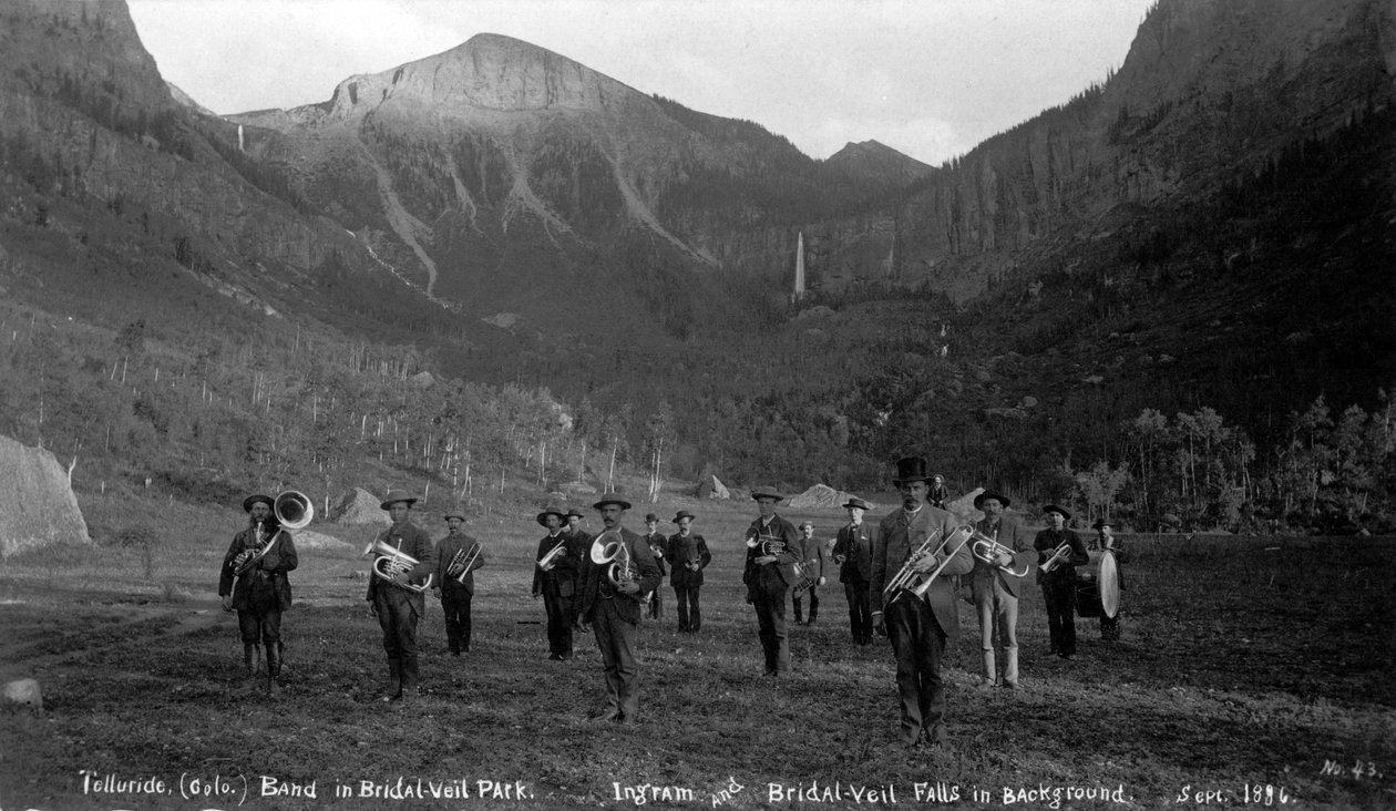 Telluride-band i Bridal Veil Park Ingram and Bridal Veil Falls, 1886 (bw-foto) av Charles Goodman