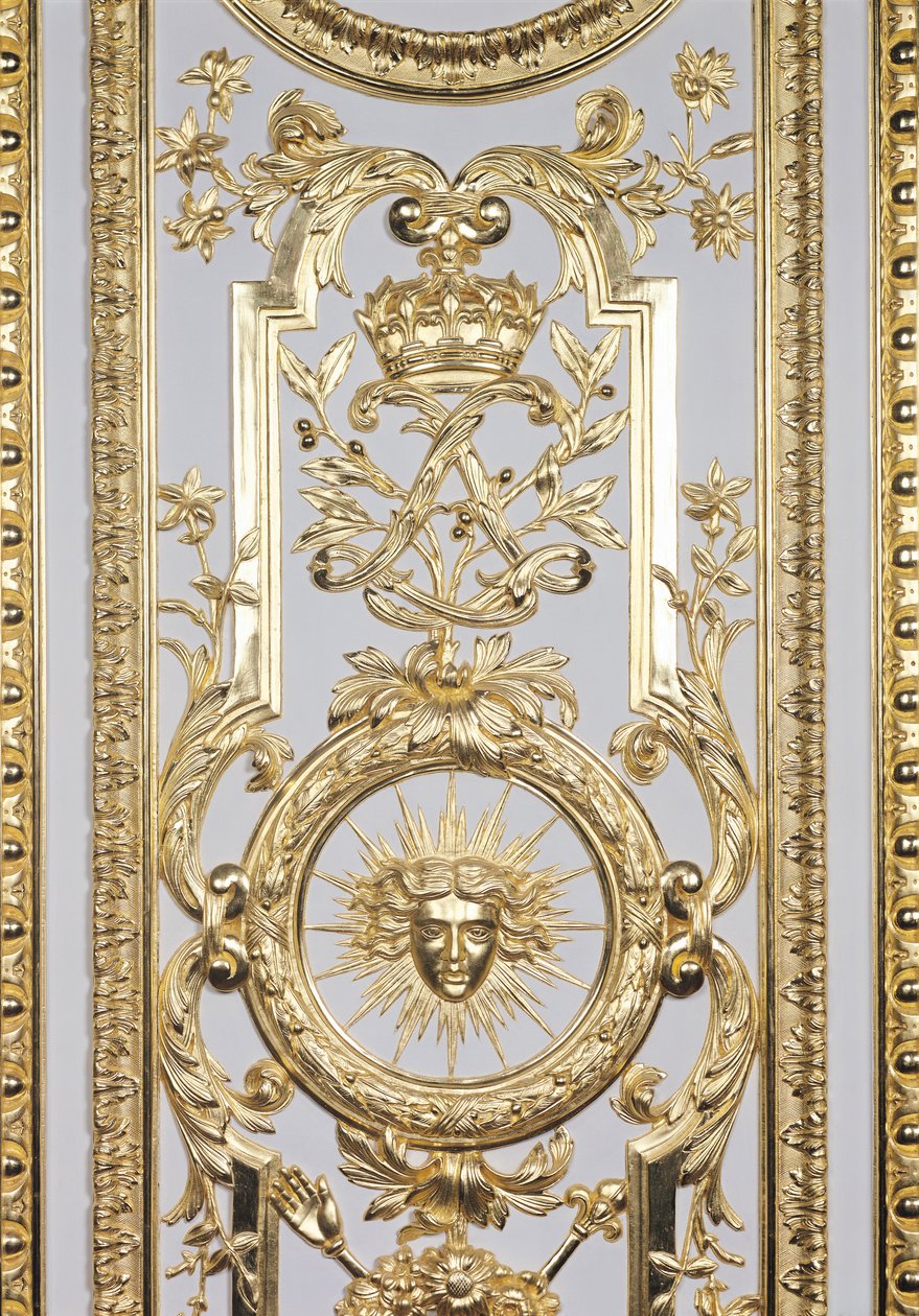 Detalj av panel som föreställer Ludvig XIV:s krona och monogram 1638-1715 och solen, från Salon de Venus, 1668 förgyllt trä se även 162152 av Charles Le Brun