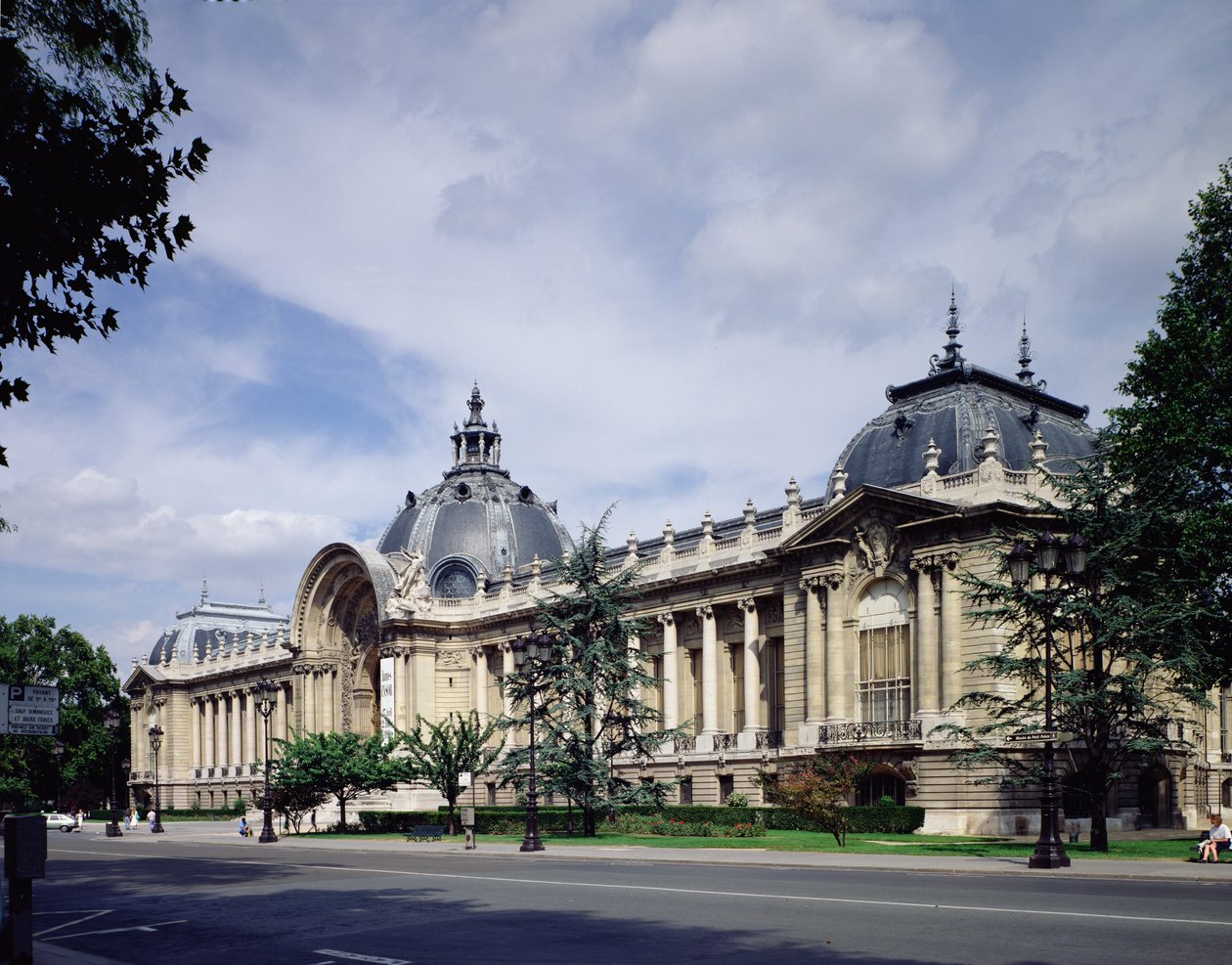 Utsikt över fasaden på Petit-Palais, byggt 1900 (se även 208662) av Charles Louis Girault