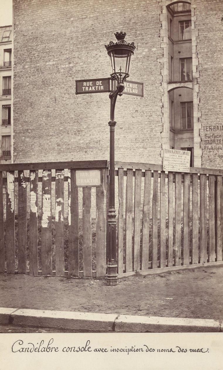 (Konsolkandelabra med inskrift av gatunamn) av Charles Marville