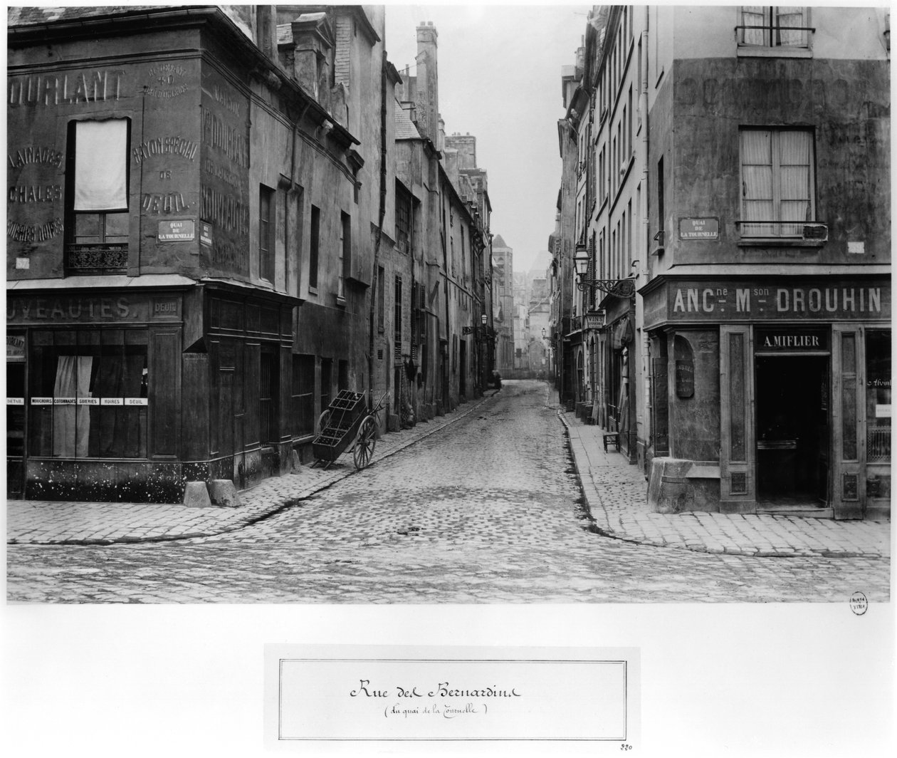 Rue des Bernardins från Quai de La Tournelle, Paris mellan 1858-78 av Charles Marville