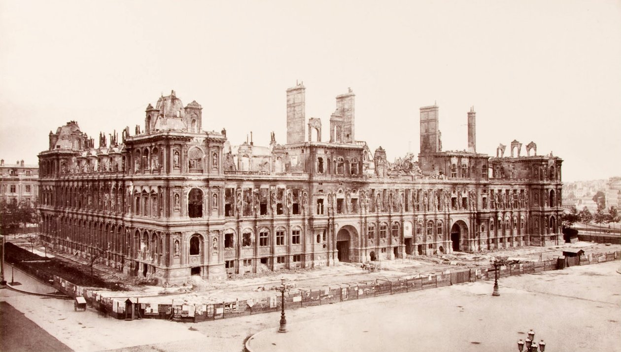 State of the Hôtel de Ville of Paris after the fire suffered during the revolts of the Comuna av Charles Marville