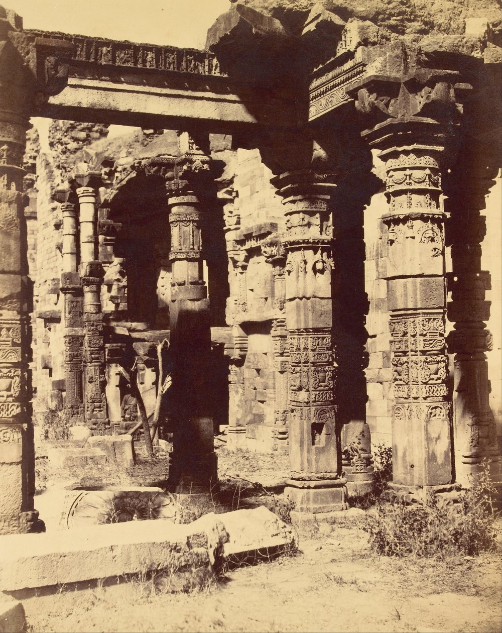 Utsidan av det hinduiska templet i Kootub av Charles Moravia