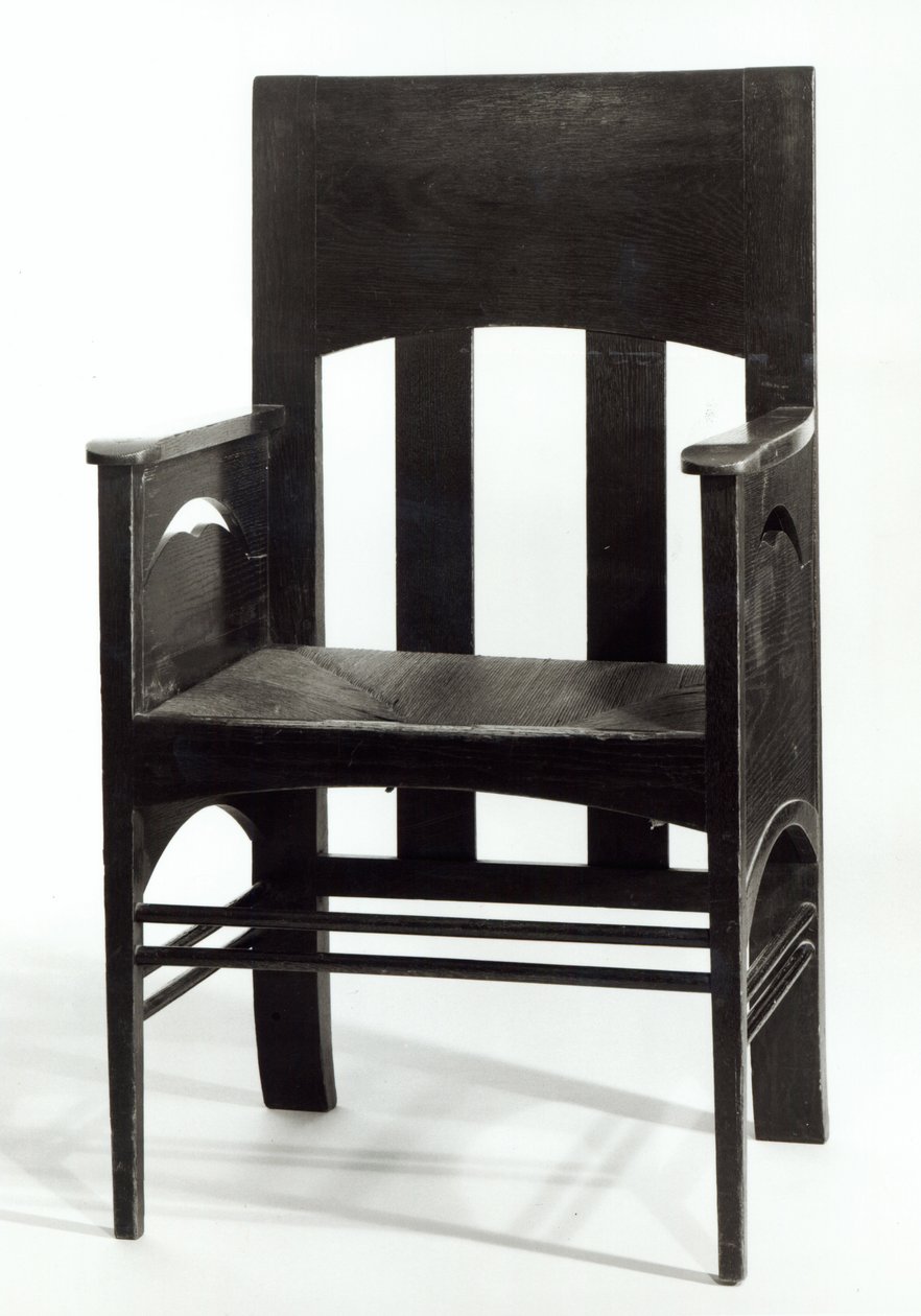 Fåtölj, ca 1897 (mörkt betsad ek med sits av sly och genomborrade sidopaneler) av Charles Rennie Mackintosh