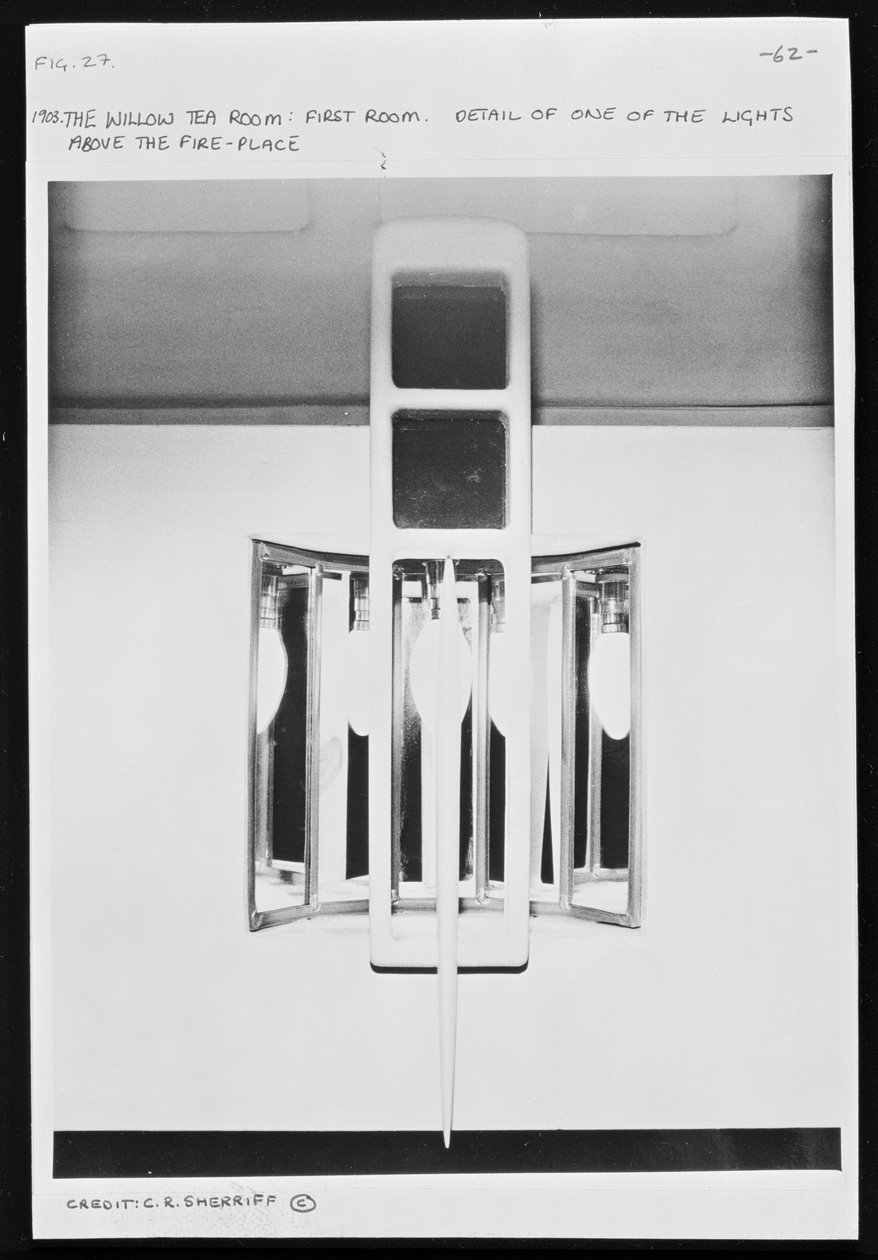 Armatur ovanför eldstaden i Willow Tea Room, Glasgow (rekonstruktion) av Charles Rennie Mackintosh