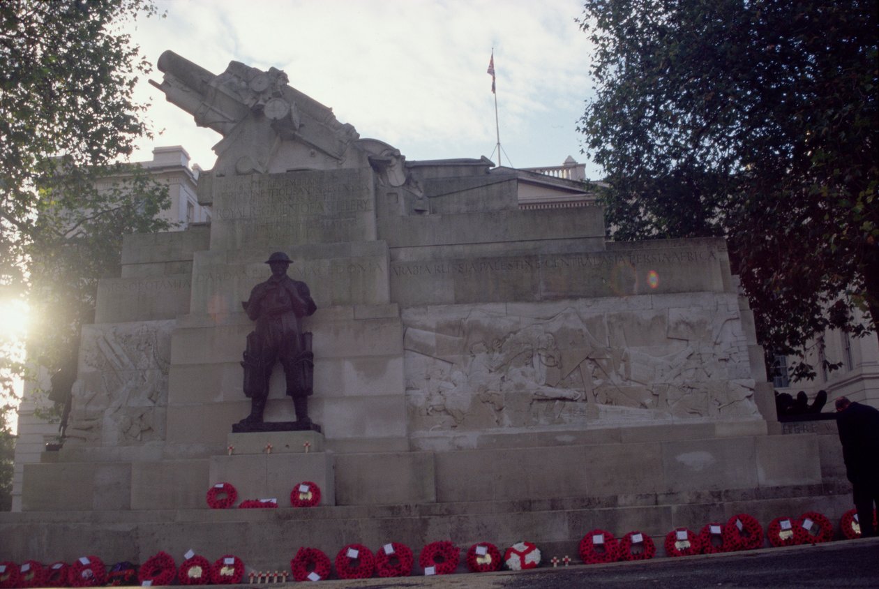 Sidovy av Royal Artillery Memorial 1914-18, 1925 (brons och Portland-sten) av Charles Sergeant Jagger