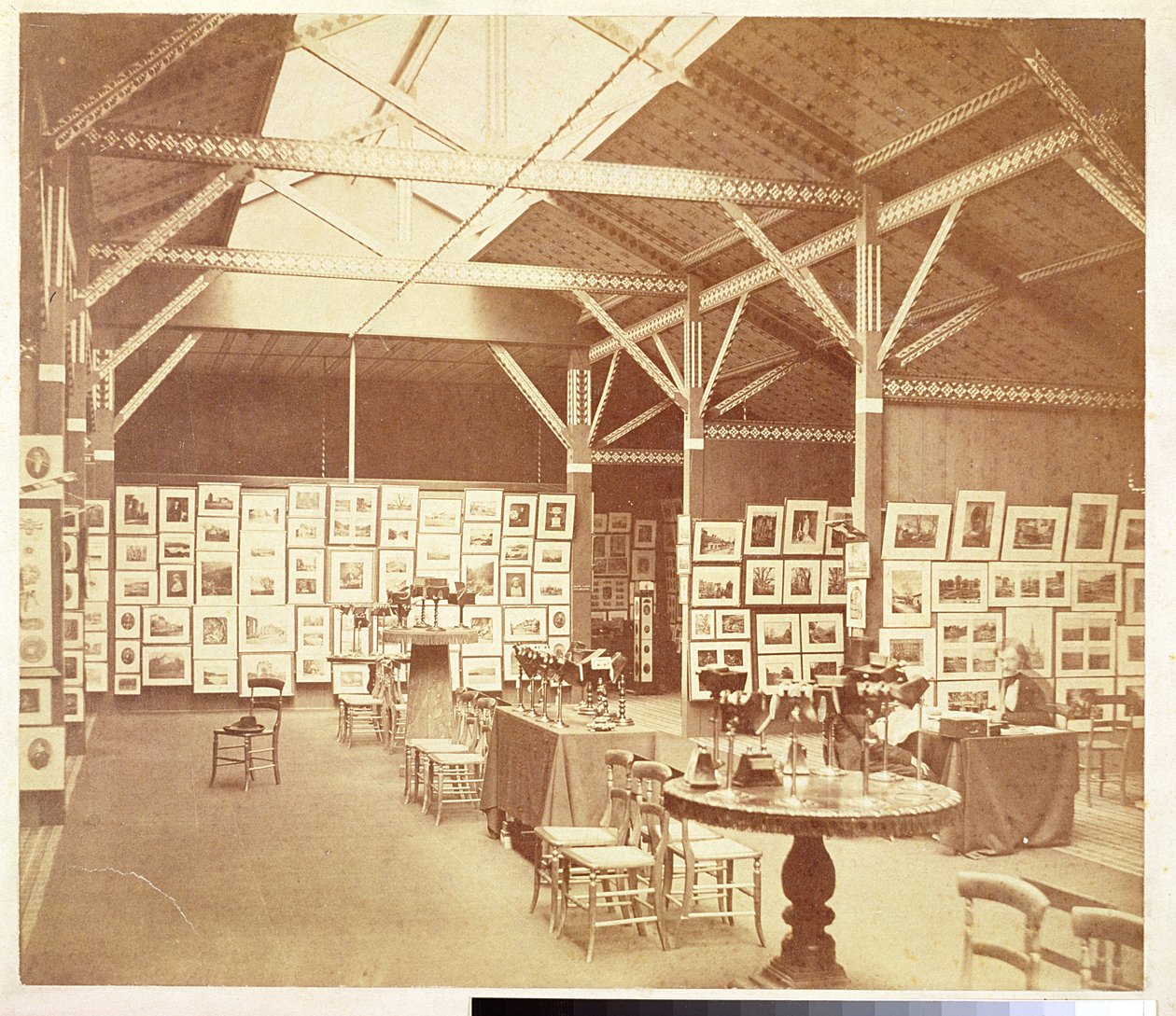 Utställning av Photographic Society på South Kensington Museum, 1858 (bw-foto) av Charles Thurston Thompson