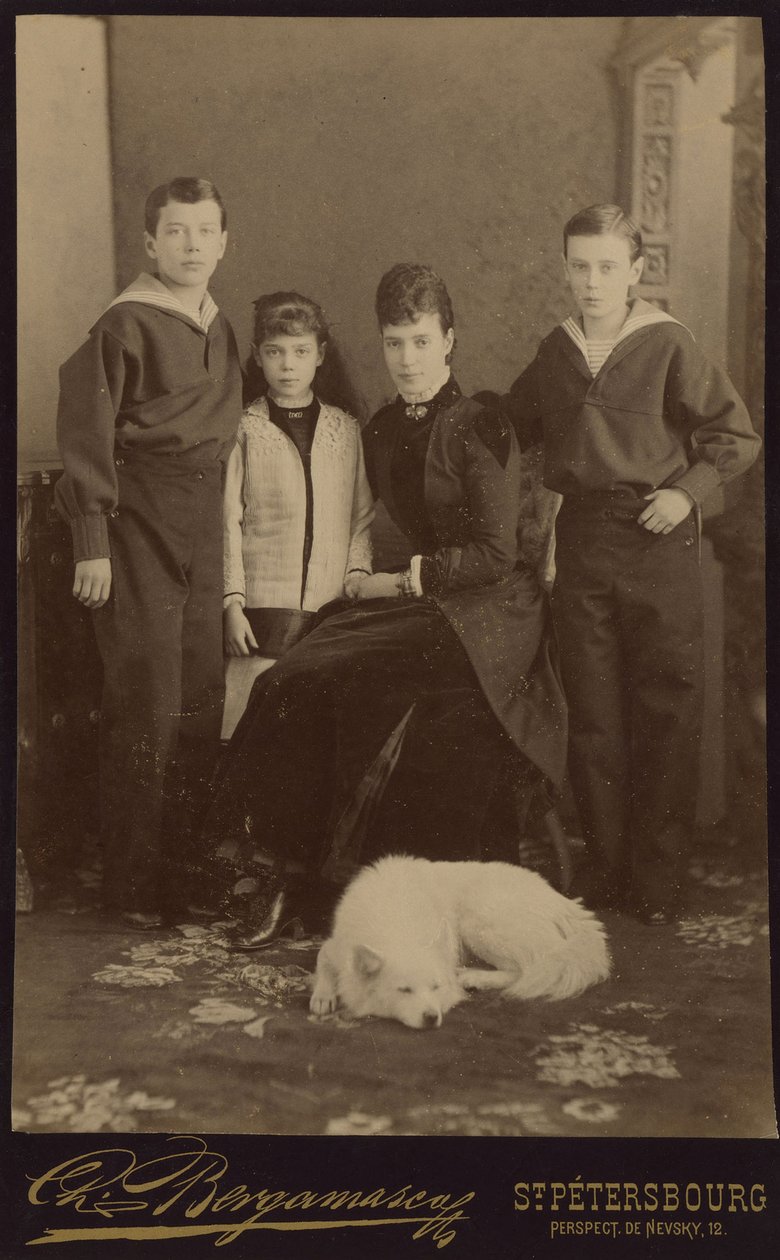 Kejsarinnan Maria Fyodorovna med barn, Nicholas Alexandrovich, George Alexandrovich och Xenia Alexandrovna, av Bergamasco, Charles (Karl) (1830-1896). Albumin Photo, ca. 1883. Ryska statens film- och fotoarkiv, Krasnogorsk av Charles Bergamasco