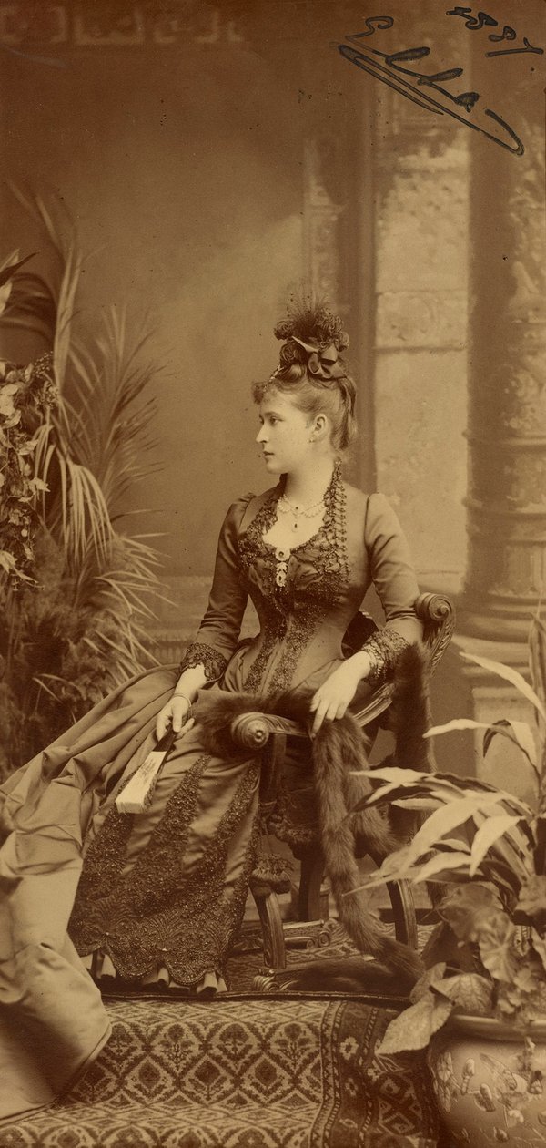 Elisabeth Fiodorovna de Russie (Elisabeth de Hesse Darmstadt) (1864-1918) -Porträtt av storhertiginnan Elizaveta Fyodorovna (1864-1918), prinsessan Elizabeth av Hessen och vid Rhen, av Bergamasco, Charles (Karl) (1830-1896). Silvergelatinfotografering av Charles Bergamasco