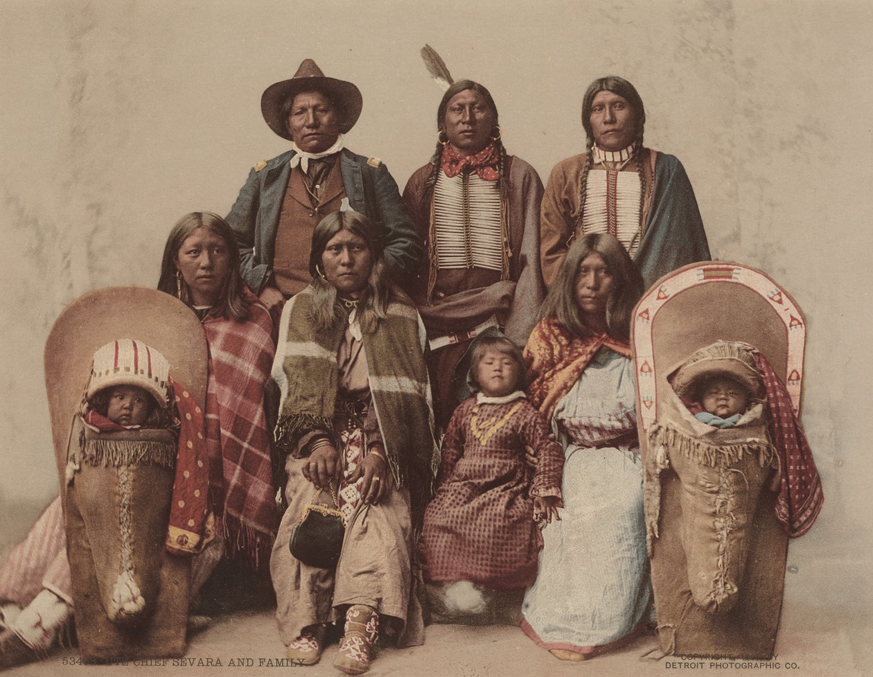 Utehövdingen Severo med familj,ca. 1885, publicerad 1899 (foto) av Charles A. Nast