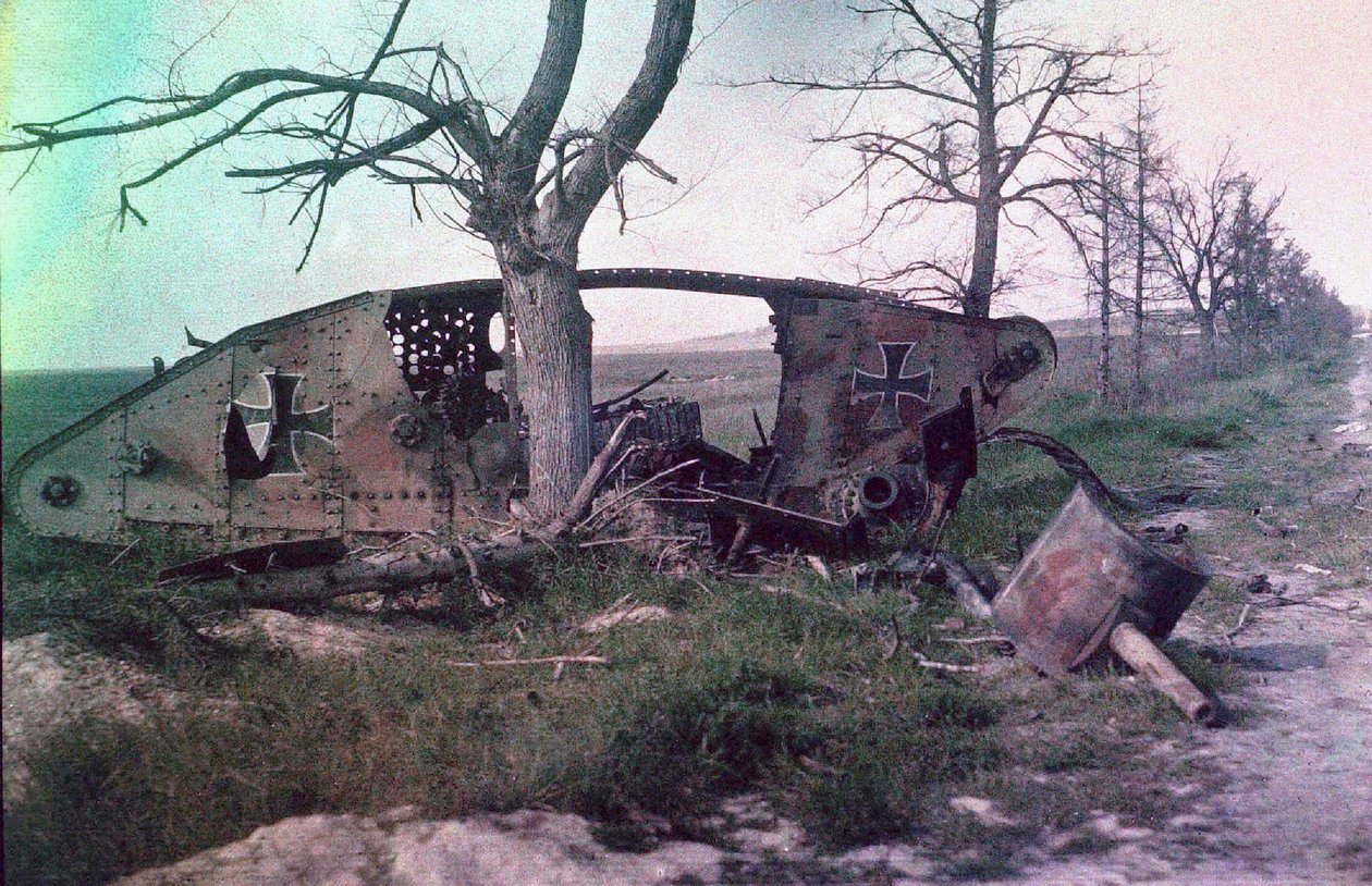 Vraket av en tysk stridsvagn, förstört i strid på västfronten, Frankrike, ca 1914-18 (autokrom) av Charles Adrien