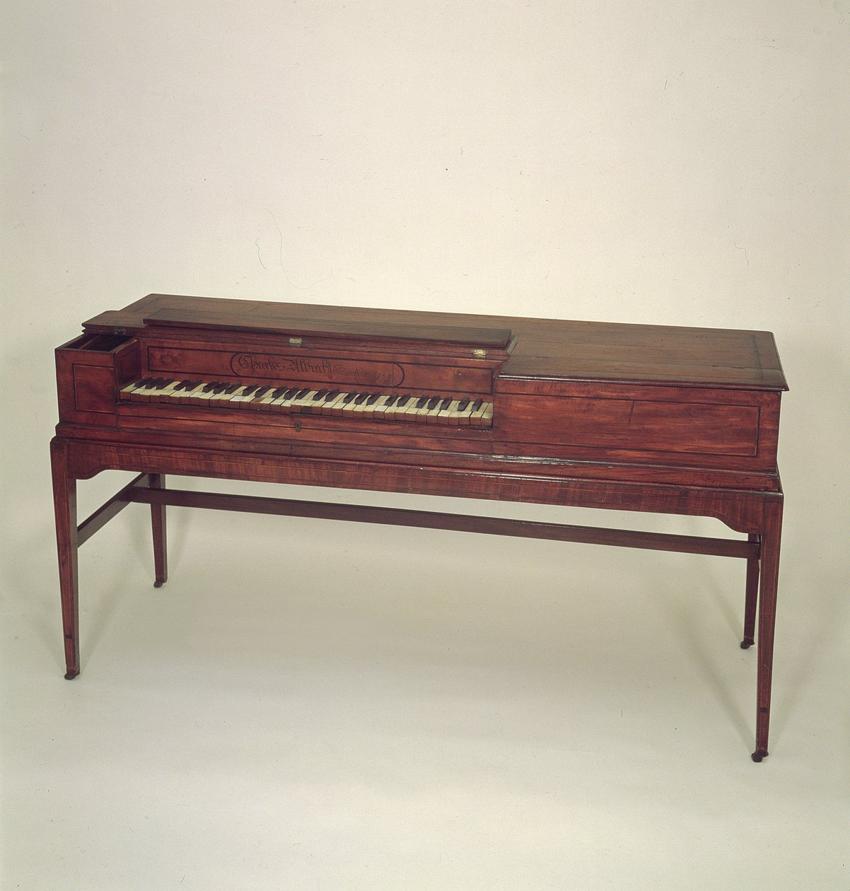 Piano, 1789 (trä) av Charles Albrecht