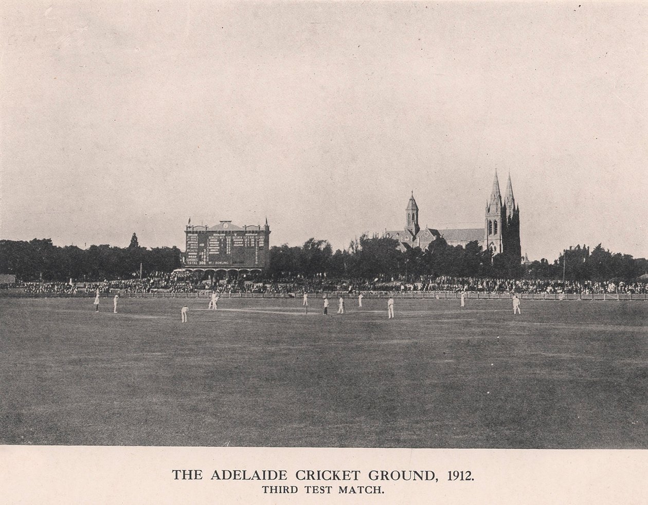 Adelaide Cricket Ground, tredje testmatchen mellan Australien och England, 1912 av Charles Alfred Petts