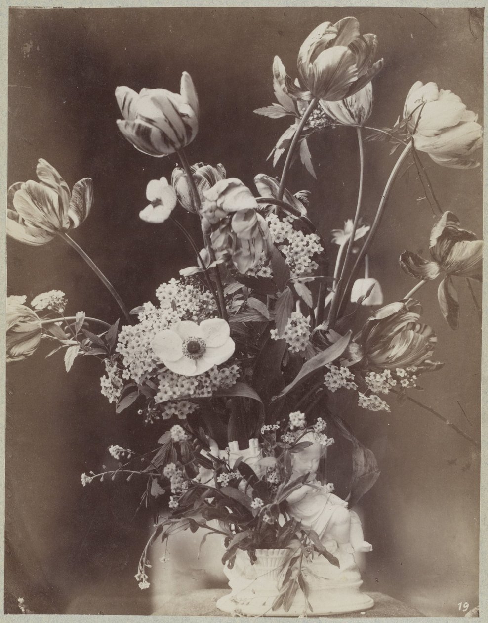 Blomstudie i vas med barnfigur av Charles Aubry (manner of)