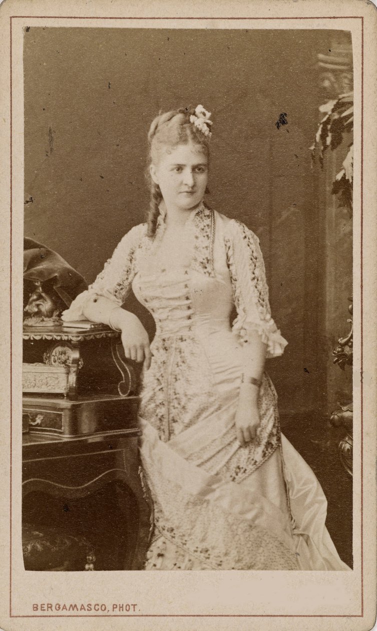 Porträtt av operasångerskan Caroline Salla Caroline Louise de Septavaux , ca. 1880. av Charles Bergamasco
