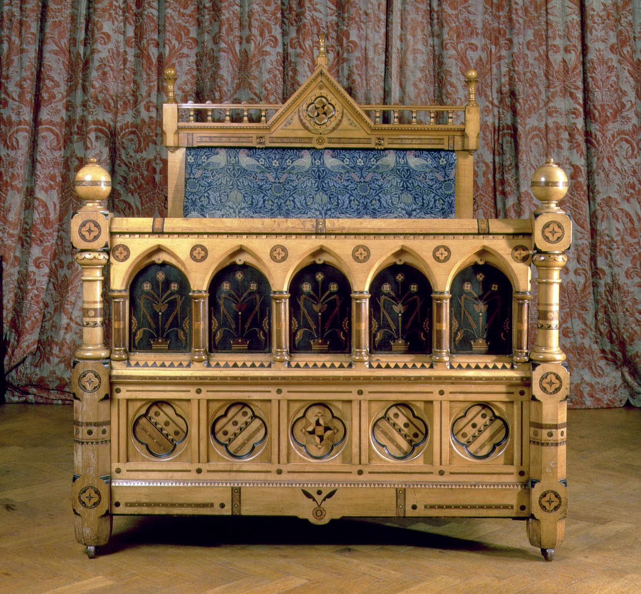 Gothic Revival Inlagd säng med vadderad sänggavel, tillverkad av Marsh & Jones, c.1866 (trä) av Charles Bevan