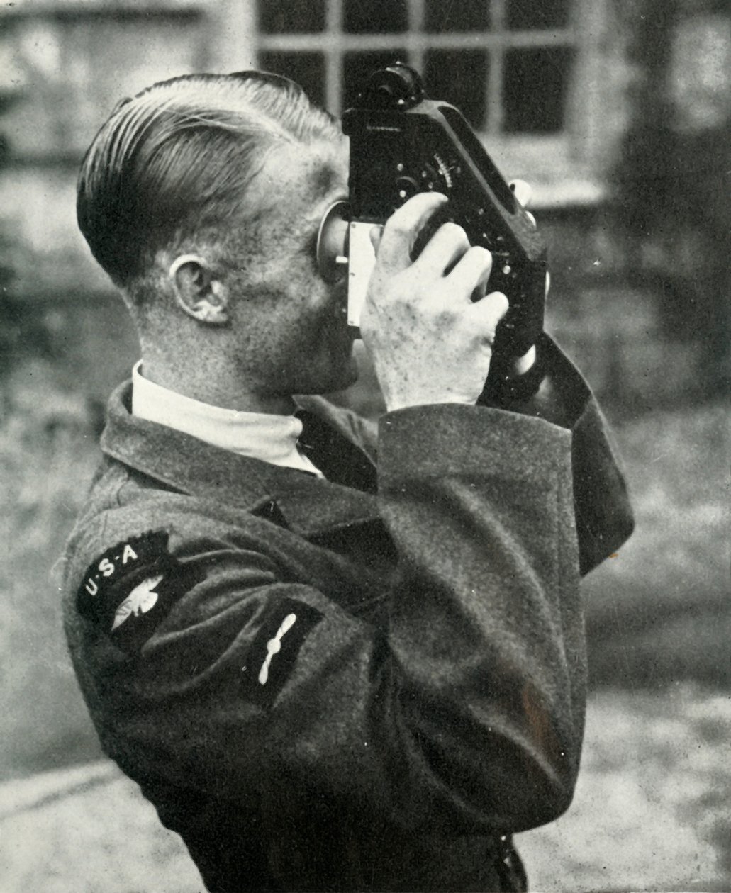 Flygman lärde sig navigering under andra världskriget, 1941. av Charles Brown