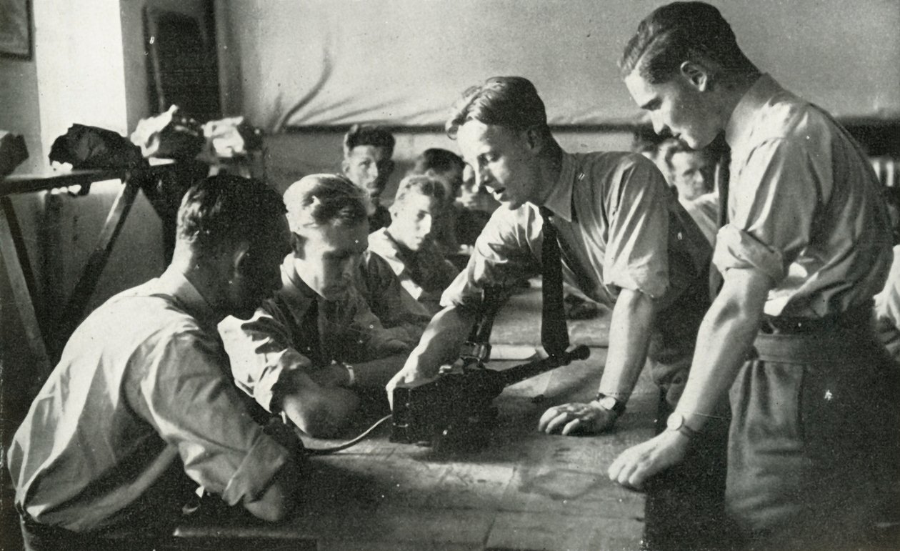 RAF-personal lär sig om vapen, 1941. av Charles Brown