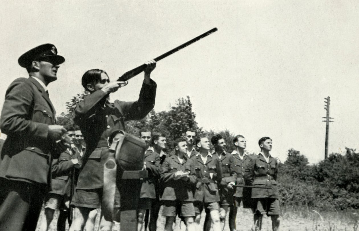RAF-personal lärde sig att avfyra vapen under andra världskriget, 1941. av Charles Brown