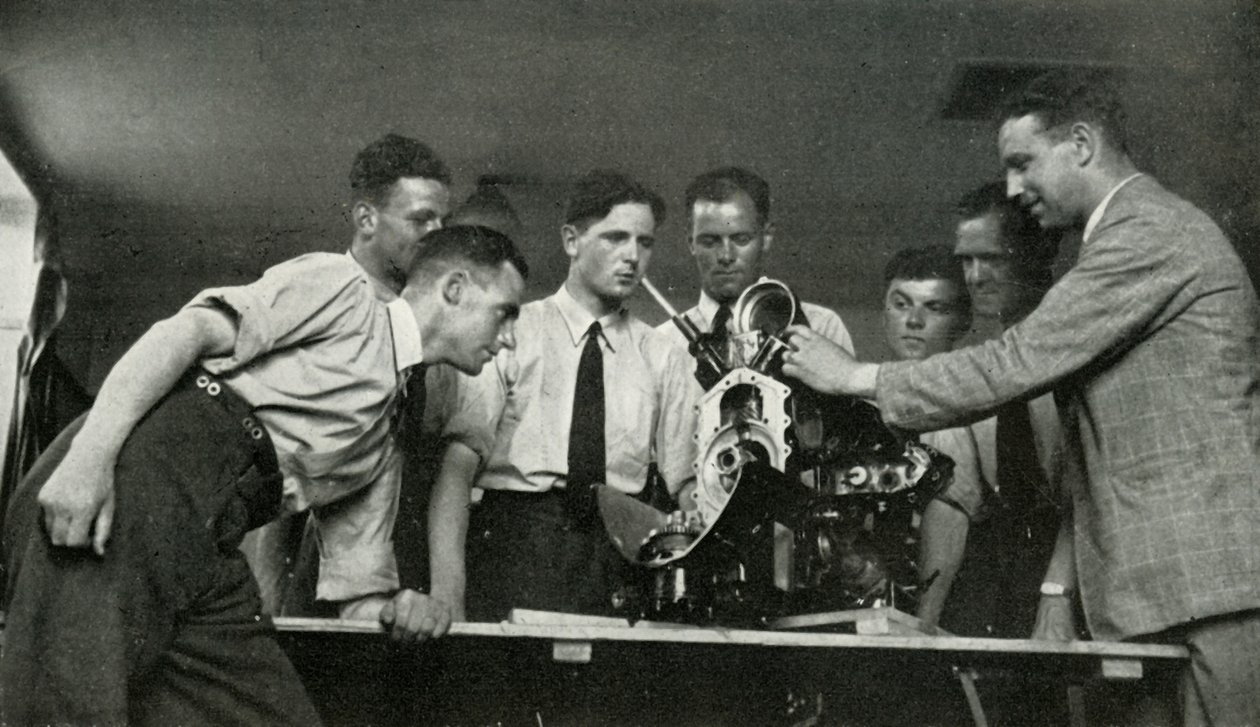 RAF-personal som fick flygmotorinstruktion, 1941. av Charles Brown