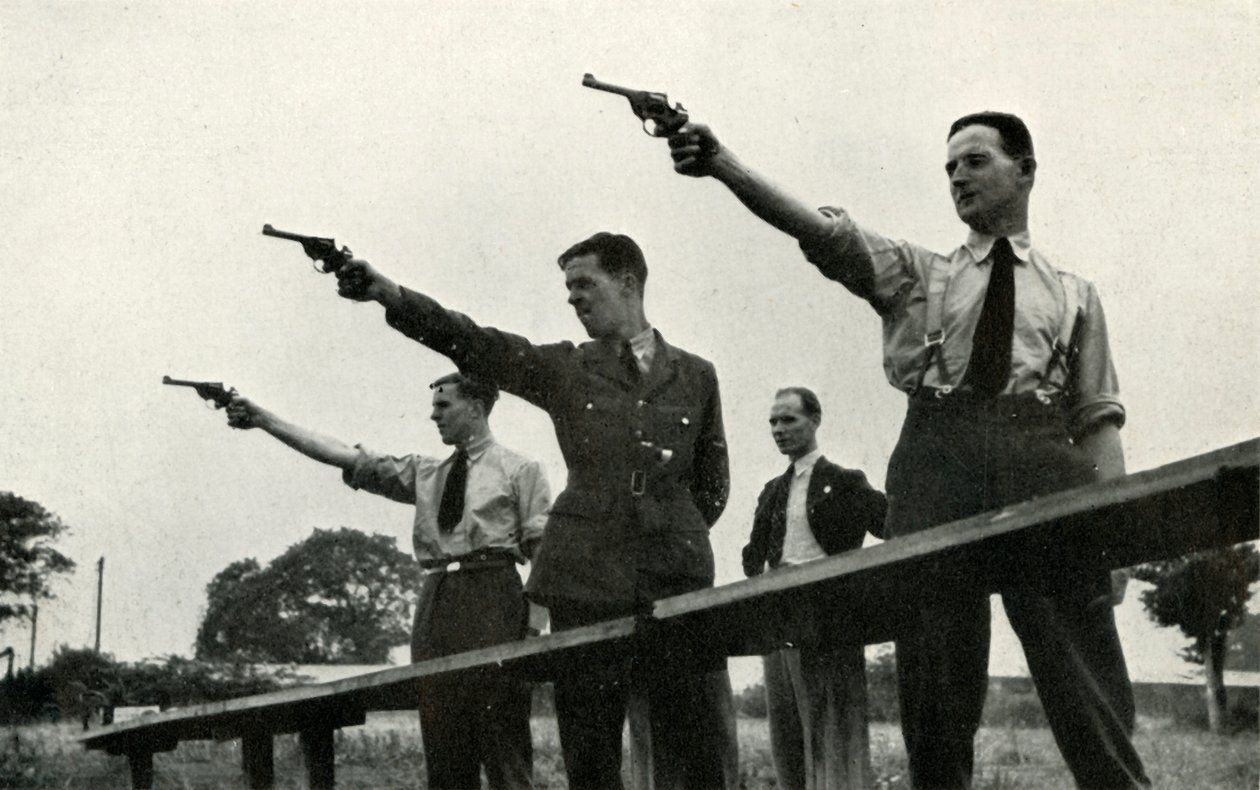 Revolverövning vid Elementary Flying Training School, 1941. av Charles Brown
