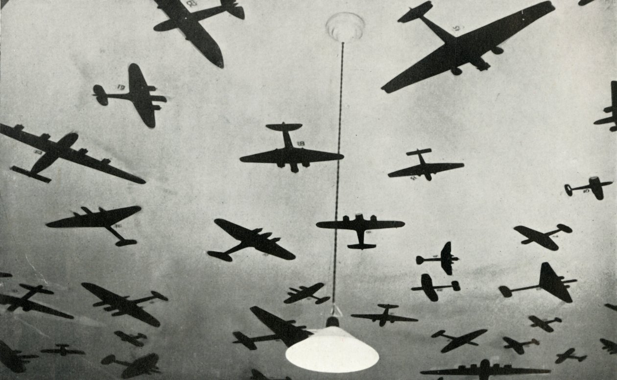 Silhuetter av militärflygplan...på en RAF-utbildningsskola under andra världskriget, 1941. av Charles Brown