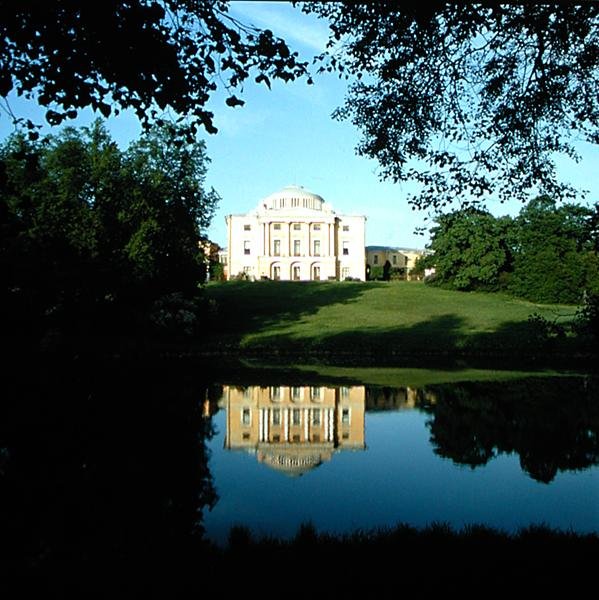 Utsikt över palatsets fasad från stranden av floden Slavyenka, påbörjad 1782 av Charles Cameron